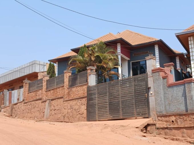 House for sale in Masaka (kwa Sylive)