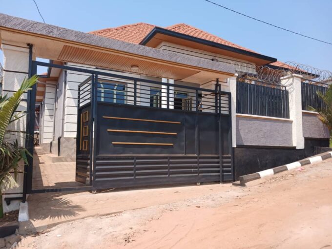 House for sale in Masaka (kwa Sylive)
